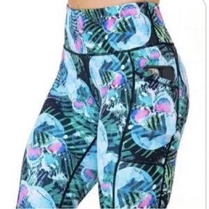 NWOT CVG-Constantly Varied Gear Miami Skull Print Capri Leggings Size M